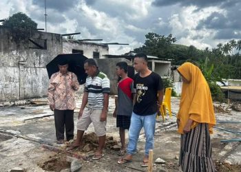 Penambang Pohuwato Beri Bantuan Kepada Warga yang Mengalami Kebakaran Rumah