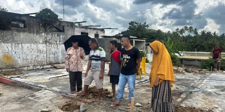 Penambang Pohuwato Beri Bantuan Kepada Warga yang Mengalami Kebakaran Rumah