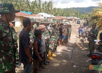 TNI Bersama Warga Bersihkan Sisa Banjir di Popayato