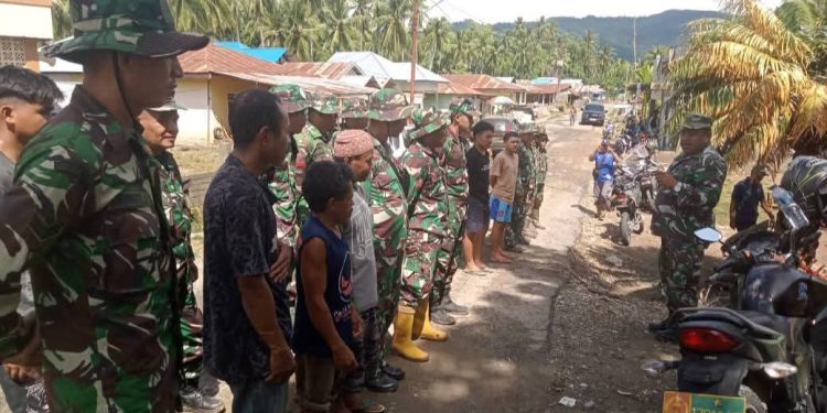TNI Bersama Warga Bersihkan Sisa Banjir di Popayato