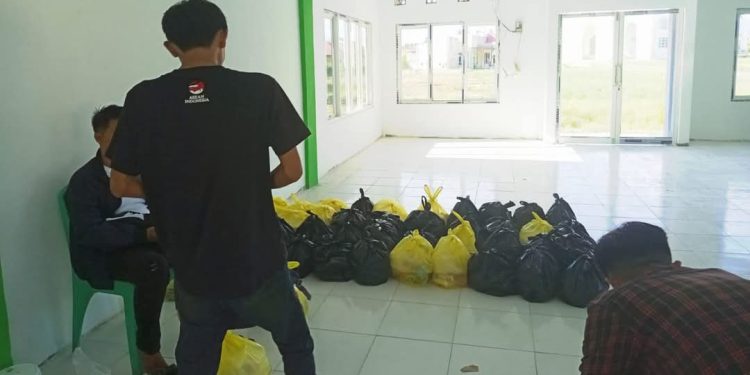 Sambut Bulan Ramadan, Penambang Pohuwato Berbagi 200 Paket Sembako