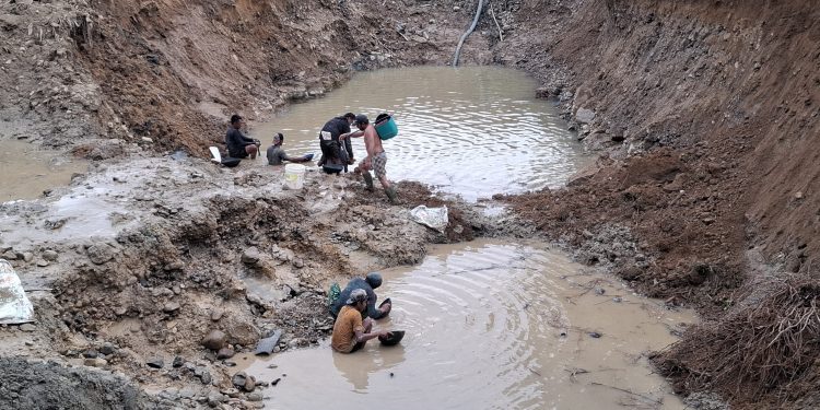 Bukan Penerima THR Dari Pemerintah Dan Perusahaan, Penambang Mendulang Emas Untuk Kebutuhan Lebaran