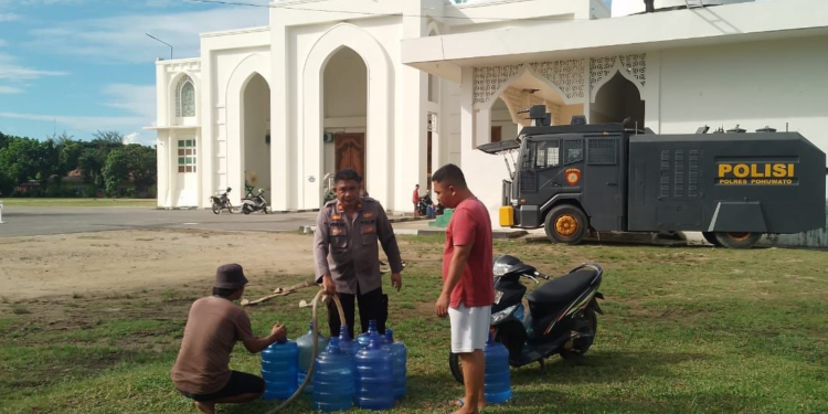 Polres Pohuwato Salurkan Air Bersih di Masjid Agung Baiturrahim Hingga Perumahan Marisa Indah